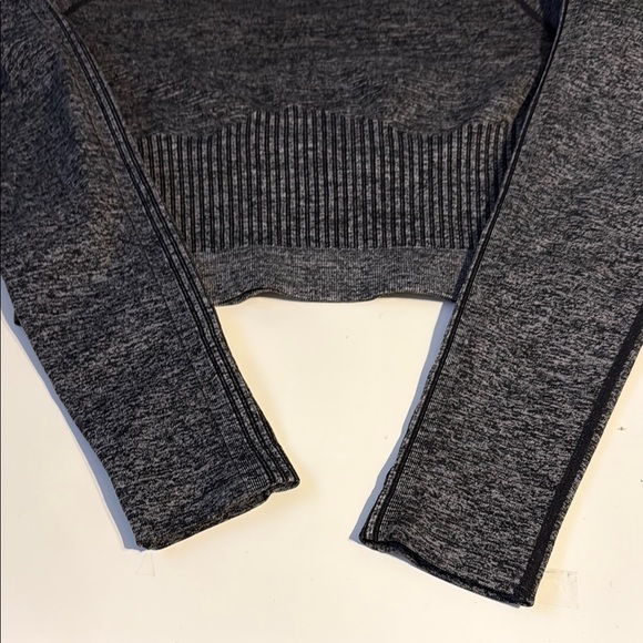 Fabletics Gray Ribbed Raglan Crop Top excercise - Picture 8 of 8